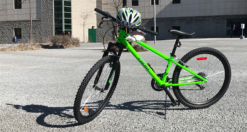 现场绿色挑战奖绿色自行车和绿色头盔的图片